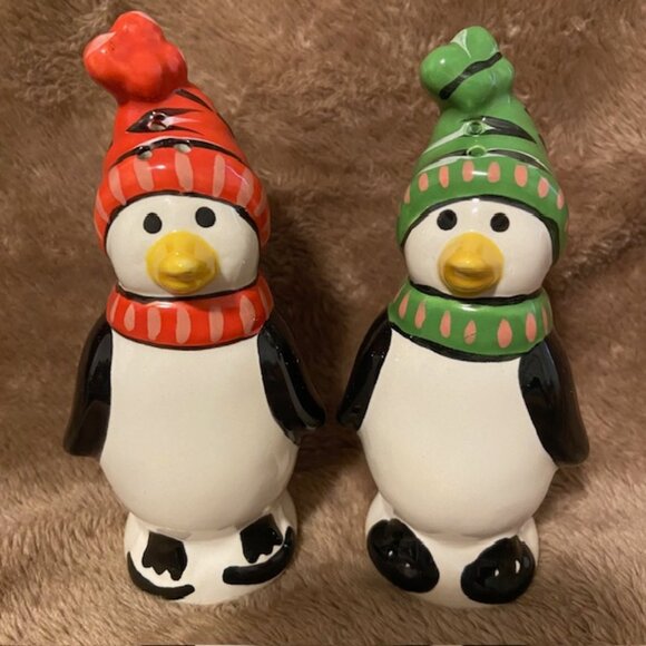 Pfaltzgraff 'Penguin Skaters' Salt & Pepper Shakers ~ Stoneware ~ NEW IN BOX! - Picture 2 of 9